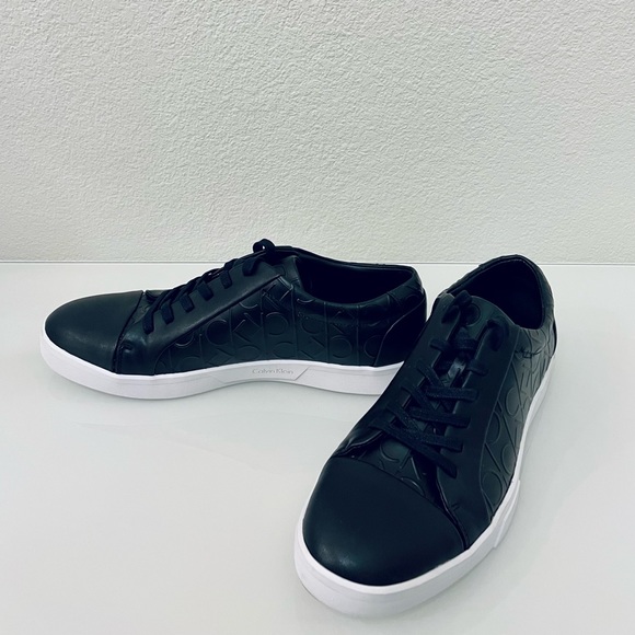Calvin Klein Men’s black CK monogram embossed leather sneaker Size 9 like new - Picture 3 of 9
